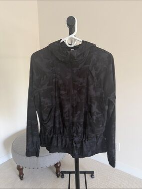Lululemon • Pack It Up Black Camo Jacket